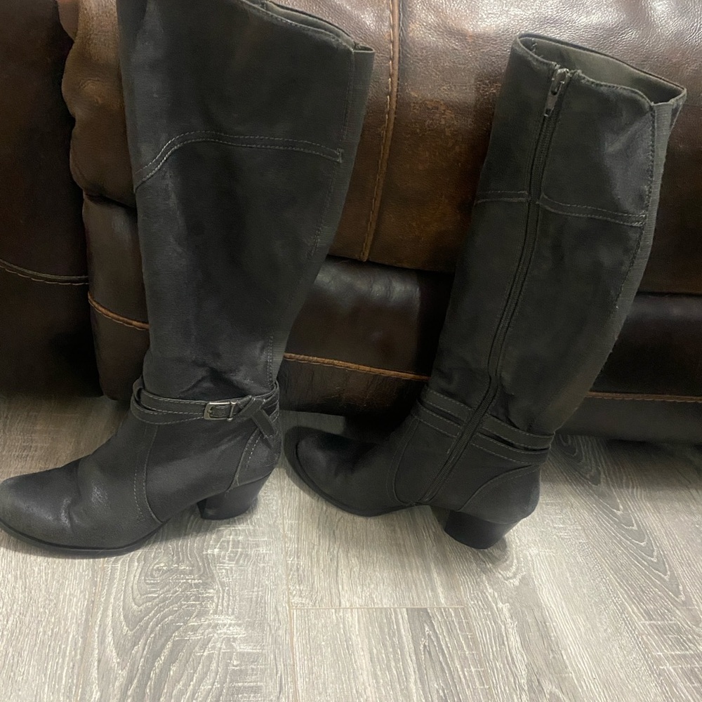 Tall boots
Size: 7 1/2
Dark gray
Slightly used